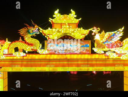 Lianyungang, Chine. 29 janvier 2024. Les visiteurs assistent à un spectacle de lanternes à thème à la Lianyungang Garden Expo à Lianyungang, en Chine, le 28 janvier 2024. (Photo Costfoto/NurPhoto) crédit : NurPhoto SRL/Alamy Live News Banque D'Images