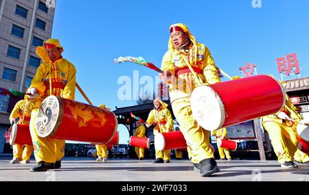 Zhangye, Chine. 29 janvier 2024. Les artistes répètent à la batterie à Zhangye, en Chine, le 28 janvier 2024. (Photo Costfoto/NurPhoto) crédit : NurPhoto SRL/Alamy Live News Banque D'Images