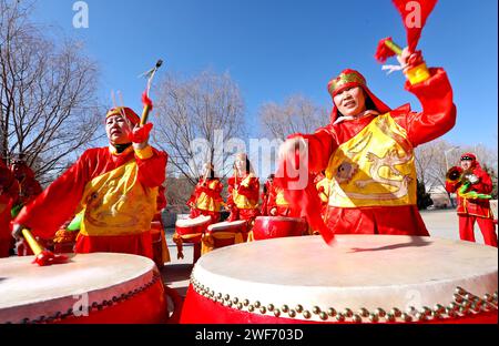 Zhangye, Chine. 29 janvier 2024. Les artistes répètent des gongs et des tambours à Zhangye, en Chine, le 28 janvier 2024. (Photo Costfoto/NurPhoto) crédit : NurPhoto SRL/Alamy Live News Banque D'Images