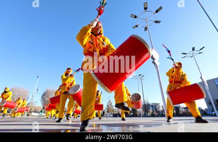 Zhangye, Chine. 29 janvier 2024. Les artistes répètent à la batterie à Zhangye, en Chine, le 28 janvier 2024. (Photo Costfoto/NurPhoto) crédit : NurPhoto SRL/Alamy Live News Banque D'Images