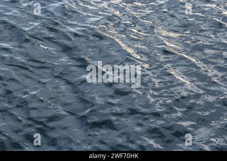 contexte. effet de flou artistique. reflet du ciel dans un lac de rivière. Banque D'Images
