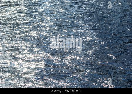 contexte. effet de flou artistique. reflet du ciel dans un lac de rivière. Banque D'Images