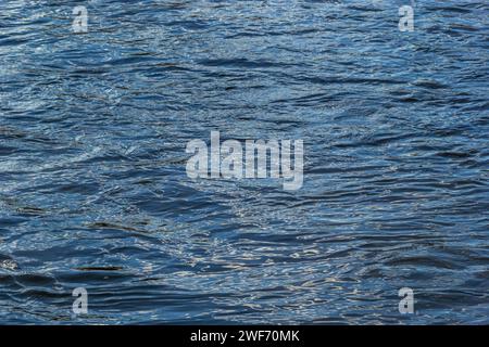 Vagues d'eau fond de texture bleu foncé. Banque D'Images