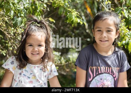 Deux jeunes sœurs maories posant pour que leur photographie soit prise. Banque D'Images