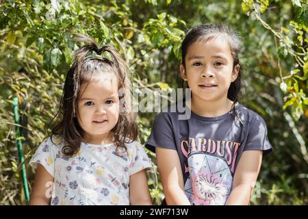 Deux jeunes sœurs maories posant pour que leur photographie soit prise. Banque D'Images