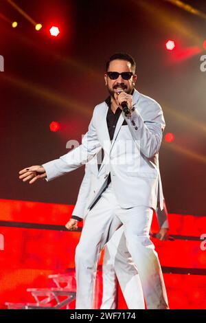 AJ McLean chantant des voix et regardant la caméra lors de la tournée « In a World Like This » des Backstreet Boys au Phones4U Arena, Manchester, avril 2014 Banque D'Images