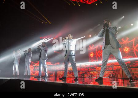 AJ, Brian, Nick, Kevin & Howie chantant et dansant à la tournée « In a World Like This » des Backstreet Boys au Phones4U Arena, Manchester en avril 2014 Banque D'Images