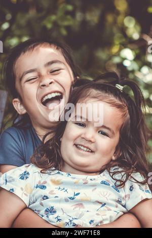 Image en gros plan de deux jeunes sœurs maories posant pour que leur photographie soit prise à l'extérieur dans un cadre naturel. Banque D'Images