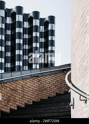 Escalier devant l'architecture urbaine moderne Banque D'Images