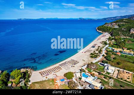 Vue aérienne de la plage de Karavostasi, près du village de Perdika, Thesprotia, Epire, Grèce. Banque D'Images
