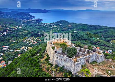 Le château Ali Pacha (également connu sous le nom de 'Château d'Anthoussa'), près du village d'Anthoussa. En arrière-plan, la ville de Parga. Preveza, Épire, Grèce. Banque D'Images