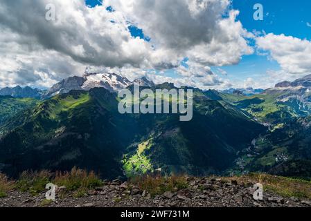 PADON, Marmolada, Langkofel et une partie du groupe de montagne Sella du sommet de montagne SIEF dans les Dolomites en été Banque D'Images