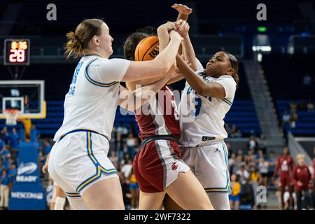 UCLA Bruins garde Longynn Jones (3) et l'attaquante Lina Sontag (21) se battent pour la possession avec la garde des Cougars de l'État de Washington Jenna Villa (34) lors d'un NC Banque D'Images