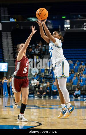 La garde des Bruins de l’UCLA Longynn Jones (3) tire sur la garde des Cougars de l’État de Washington Eleonora Villa (10) lors d’un match de basketball féminin de la NCAA, dimanche, Janu Banque D'Images