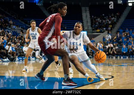 Les Bruins de l’UCLA gardent Londynn Jones (3) contre le centre des Cougars de l’État de Washington, Bella Murekatete (55), lors d’un match de basketball féminin de la NCAA, dimanche Banque D'Images