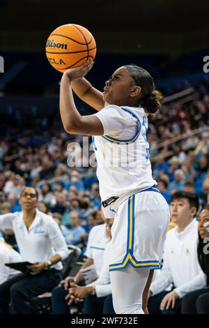 La garde des Bruins de l’UCLA, Longynn Jones (3), tire à trois pointeurs lors d’un match de basketball féminin de la NCAA contre les Cougars de l’État de Washington, dimanche janvier Banque D'Images