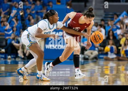 La garde des Bruins de l'UCLA Longynn Jones (3) défend contre la garde des Cougars de l'État de Washington Eleonora Villa (10) lors d'un match de basketball féminin de la NCAA, dimanche, Banque D'Images