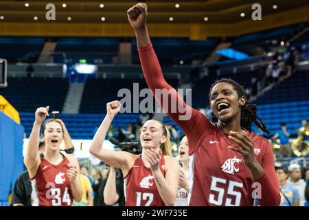 Bella Murekatete (55), centre des Cougars de l’État de Washington, célèbre une victoire après un match de basketball féminin de la NCAA contre les Bruins de l’UCLA, dimanche, Janua Banque D'Images