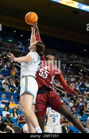 Bella Murekatete (55), le centre des Cougars de l’État de Washington, et Angela Dugalic (32), l’attaquant des Bruins de l’UCLA, se battent pour un rebond lors d’un basketball féminin de la NCAA Banque D'Images