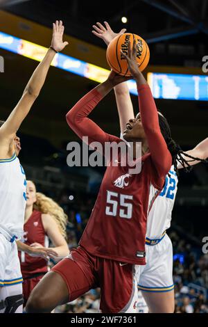 Le centre des Cougars de l’État de Washington, Bella Murekatete (55), tire lors d’un match de basketball féminin de la NCAA contre les Bruins de l’UCLA, dimanche 28 janvier 2024, Banque D'Images