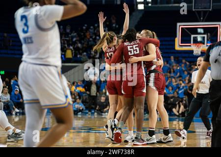 Bella Murekatete (55), le centre des Cougars de l’État de Washington, et ses coéquipières célèbrent une victoire après un match de basketball féminin de la NCAA contre les Bruins de l’UCLA, Banque D'Images