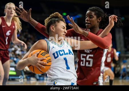 La garde des Bruins de l’UCLA, Kiki Rice (1 ans), repousse Bella Murekatete (55 ans), centre des Cougars de l’État de Washington lors d’un match de basketball féminin de la NCAA, dimanche janvier Banque D'Images