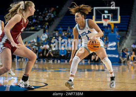 Les Bruins de l’UCLA gardent Kiki Rice (1 ans) lors d’un match de basketball féminin de la NCAA contre les Cougars de l’État de Washington, dimanche 28 janvier 2024, à Pauley Pavili Banque D'Images