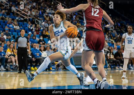 La garde des Bruins de l’UCLA, Kiki Rice (1 ans), se dirige vers le panier lors d’un match de basketball féminin de la NCAA contre les Cougars de l’État de Washington, dimanche 28 janvier, Banque D'Images