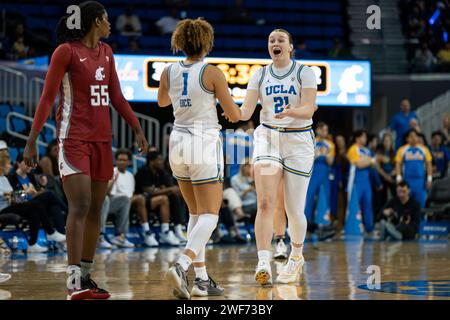 Les Bruins de l’UCLA gardent Kiki Rice (1) et l’attaquante Lina Sontag (21) célèbrent lors d’un match de basketball féminin de la NCAA contre les Cougars de l’État de Washington, Sun Banque D'Images