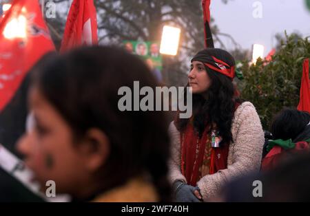 Rawalpindi, Punjab, Pakistan. 28 janvier 2024. Bilawal Bhutto Zardari (C), président du Parti populaire du Pakistan, s'entretient avec des partisans lors d'une campagne électorale avant les élections générales à Rawalpindi, Pakistan, le 28 janvier 2024. La Commission électorale du Pakistan (ECP) a annoncé que les élections générales au Parlement et aux quatre assemblées provinciales devraient avoir lieu le 8 février 2024. (Image de crédit : © Raja Imran Bahadar/Pacific Press via ZUMA Press Wire) USAGE ÉDITORIAL SEULEMENT! Non destiné à UN USAGE commercial ! Banque D'Images