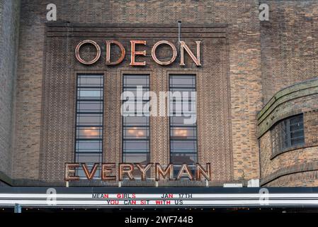 Vue rapprochée de l'avant du cinéma Art Deco Everyman, Blossom Street, York, en mettant l'accent sur la signalisation illuminée de l'Odéon et du cinéma Everyman. Banque D'Images