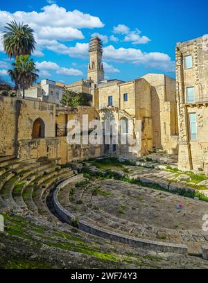 Considérée comme la capitale du baroque, Lecce est l'une des villes les plus visitées du sud de l'Italie. Ici en particulier l'amphithéâtre romain Banque D'Images