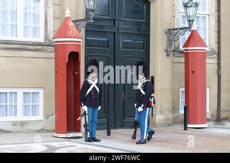 Copenhague, Danemark - 17 août 2023 : gardes royaux à Amalienborg, Palais, la résidence à Copenhague de la reine de Danemark. Cérémonie du changement Banque D'Images