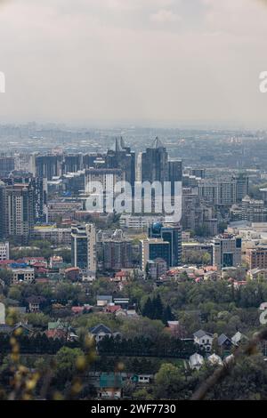 République du Kazakhstan, Asie centrale. Architecture urbaine, espace urbain. Vue panoramique sur Almaty depuis le parc du mont Kok Tobe. Paysage urbain au printemps. Haze Banque D'Images
