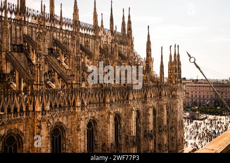 Les flèches complexes du Duomo di Milano s'élèvent de façon spectaculaire au-dessus de l'horizon de Milan, un témoignage de l'architecture gothique et de l'art italien. Banque D'Images