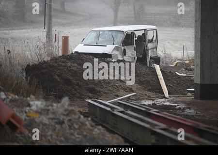 Deux personnes sont mortes et deux autres ont été grièvement blessées après qu'une camionnette a dérapé et est tombée d'un pont en construction près de Krupa, dans le district de Rakovnik, en République tchèque, le 29 janvier 2024. (Photo CTK/Ondrej Deml) Banque D'Images