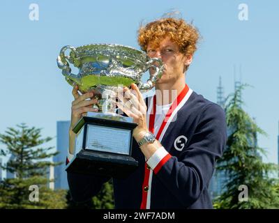 Melbourne, Australie. 29 janvier 2024. Jannik Sinner d'Italie pose avec le trophée Open d'Australie, la Norman Brookes Challenge Cup au Royal Botanic Gardens Victoria à Melbourne, en Australie, le 29 janvier 2024. Crédit : CHU Chen/Xinhua/Alamy Live News Banque D'Images