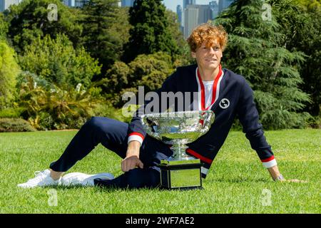 Melbourne, Australie. 29 janvier 2024. Jannik Sinner d'Italie pose avec le trophée Open d'Australie, la Norman Brookes Challenge Cup au Royal Botanic Gardens Victoria à Melbourne, en Australie, le 29 janvier 2024. Crédit : CHU Chen/Xinhua/Alamy Live News Banque D'Images