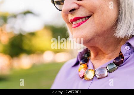 gros plan sur le sourire d'une femme âgée Banque D'Images