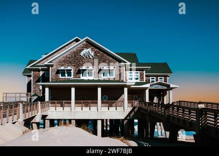 Une vue panoramique de Jennette's Pier à Nags Head, Caroline du Nord, contre un ciel bleu clair Banque D'Images