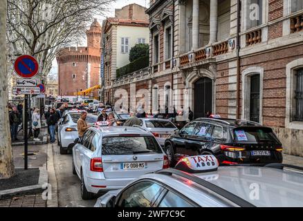 Perpignan, France. 29 janvier 2024. © PHOTOPQR/l'INDÉPENDANT/MICHEL CLEMENTZ ; PERPIGNAN ; 29/01/2024 ; SOCIAL/MANIFESTATION NATIONALE DES TAXIS/A l'appel de syndicats les taxis sont mobilises partout en France contre la nouvelle convention qui les lie a la Caisse nationale d'assurance maladie dans le cadre des transports sanitaires/ici DEVANT LA PREFECTURE DES PYRÉNÉES-ORIENTALES/ -- 29 janvier 2024 grève des chauffeurs de taxi nationaux en France, ici à Perpignan crédit : MAXPPP/Alamy Live News Banque D'Images