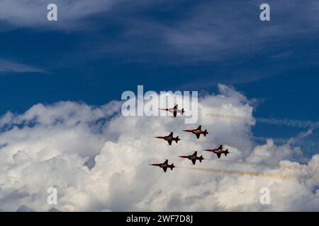 Six avions de l'armée suisse contre un ciel bleu et des nuages blancs Banque D'Images
