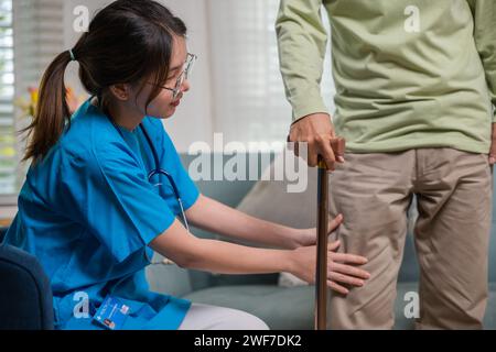 infirmière vérifiant le genou et la jambe après l'intervention chirurgicale d'un patient âgé âgé âgé souffrant de douleurs au genou Banque D'Images