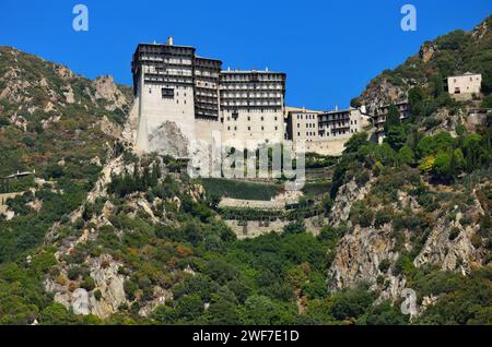 Le monastère de Simonopetra perché sur une pente de montagne pittoresque au Mont Athos, Grèce Banque D'Images