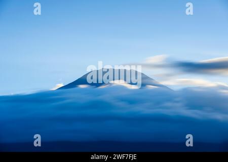 Plan de longue exposition de nuages spectaculaires au-dessus du mont Fuji Banque D'Images