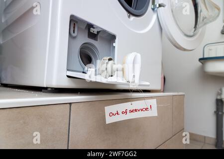 Filtre pour lave-linge avec message “hors service” Banque D'Images