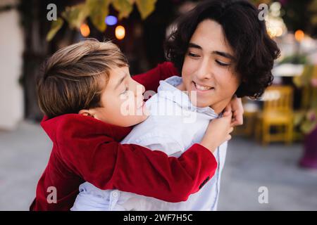 Deux frères montrant de l'amour l'un pour l'autre Banque D'Images