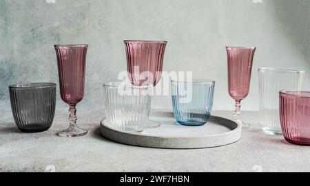 Variété de différents verres en cristal vides Banque D'Images