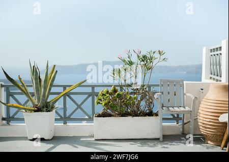 Terrasse avec plantes en pot et siège en bois donnant sur la mer Méditerranée Banque D'Images
