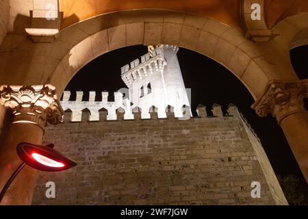 2 décembre 2023-vue extérieure la nuit des murs et des tourelles de l'étonnant Palais Royal de la Almudaina à Palma, Majorque, Espagne. Le Palais Royal Banque D'Images